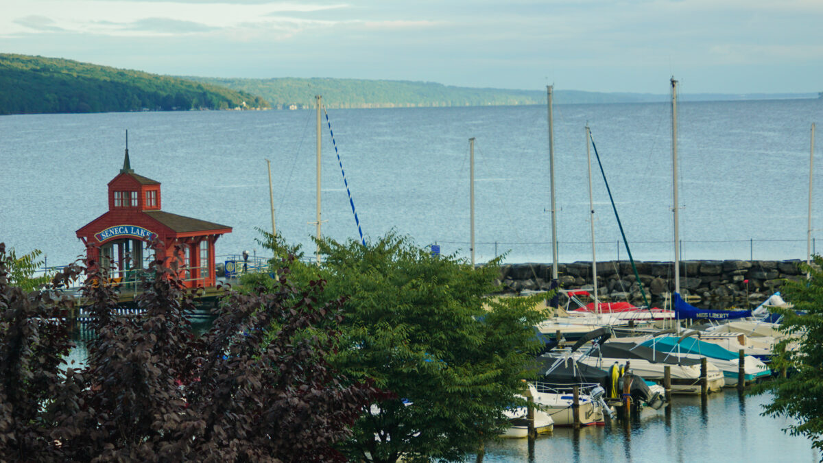 Danau Seneca dari Watkins Glen Harbour Hotel